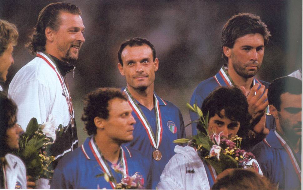 Con sei reti segnate vince la classifica capocannonieri al Mondiale. Sempre nel ‘90 giunse secondo nella classifica per il Pallone d’oro vinta da Lothar Matthus (Libro)